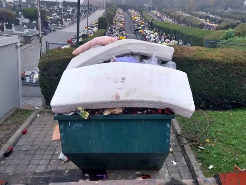 Smeće u kontejnerima pored groblja