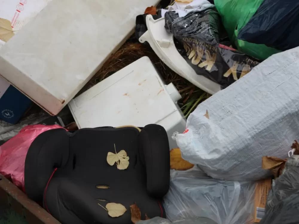 Smeće u kontejnerima pored groblja