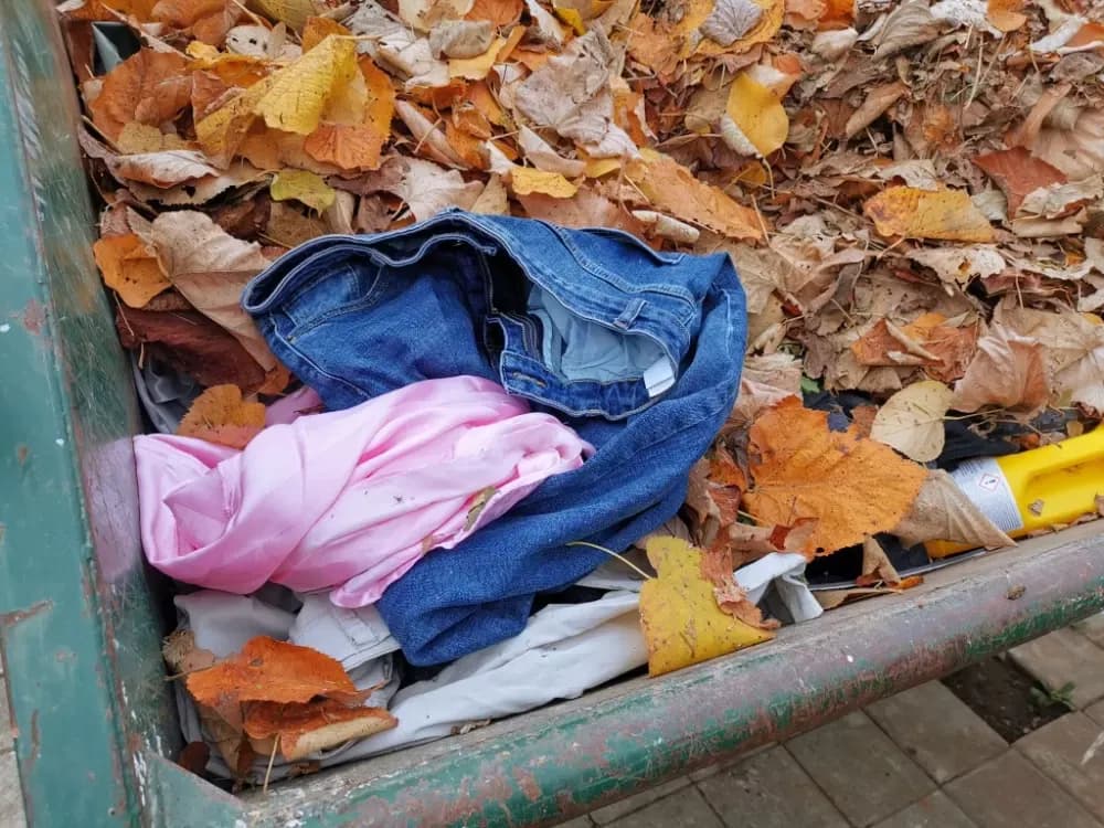Smeće u kontejnerima pored groblja