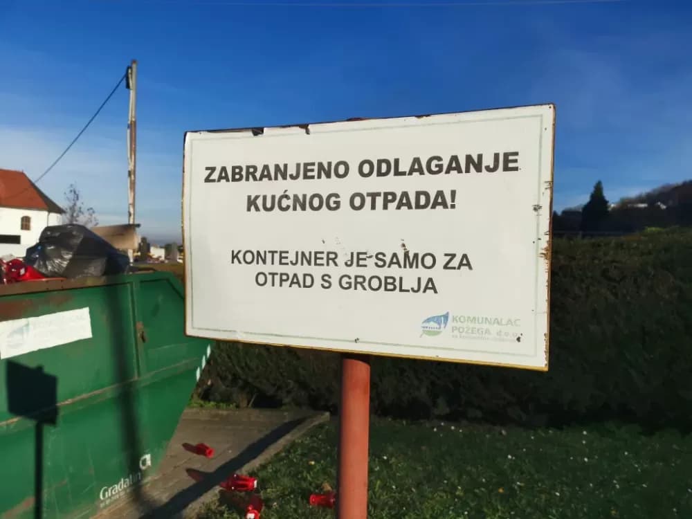 Smeće u kontejnerima pored groblja