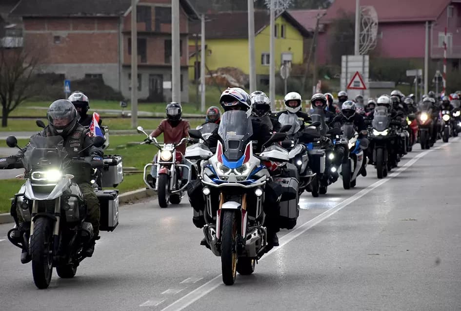 TOPLINA ZAJEDNIŠTVA U ČAGLINU: Više od 800 sudionika moto-karavane Prevlaka–Vukovar dočekano s osmijehom, ponosom i zahvalnošću