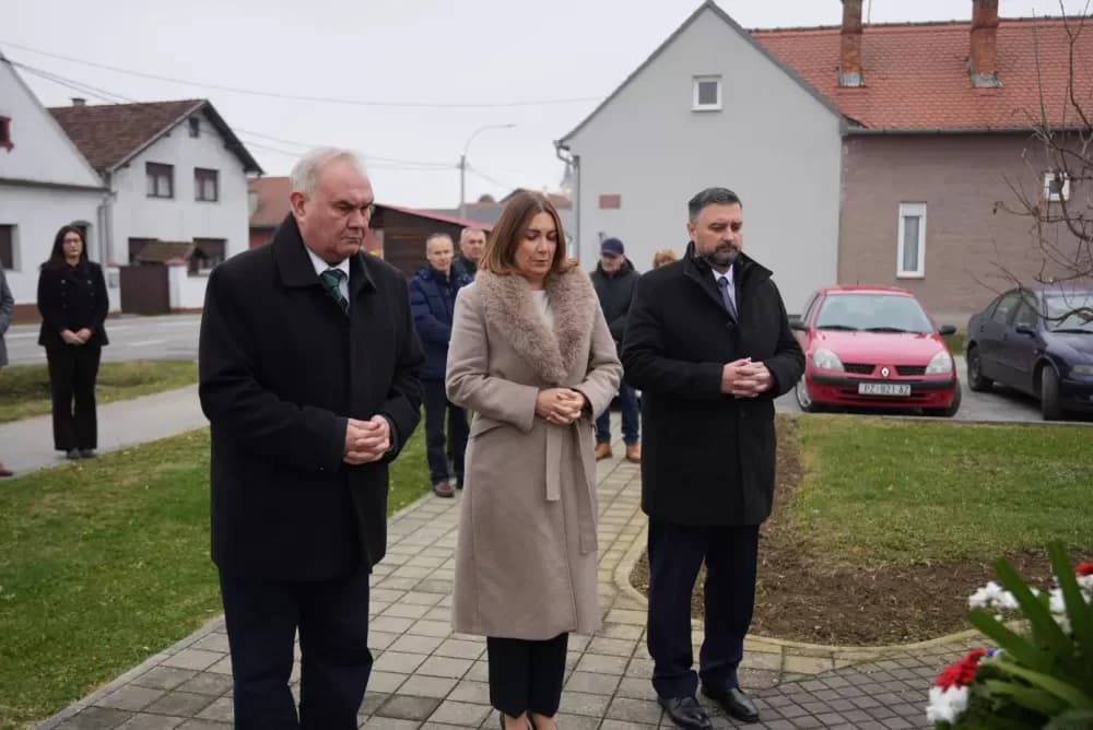 Polaganjem vijenaca i svečanom misom započelo obilježavanje Dana Općine Jakšić