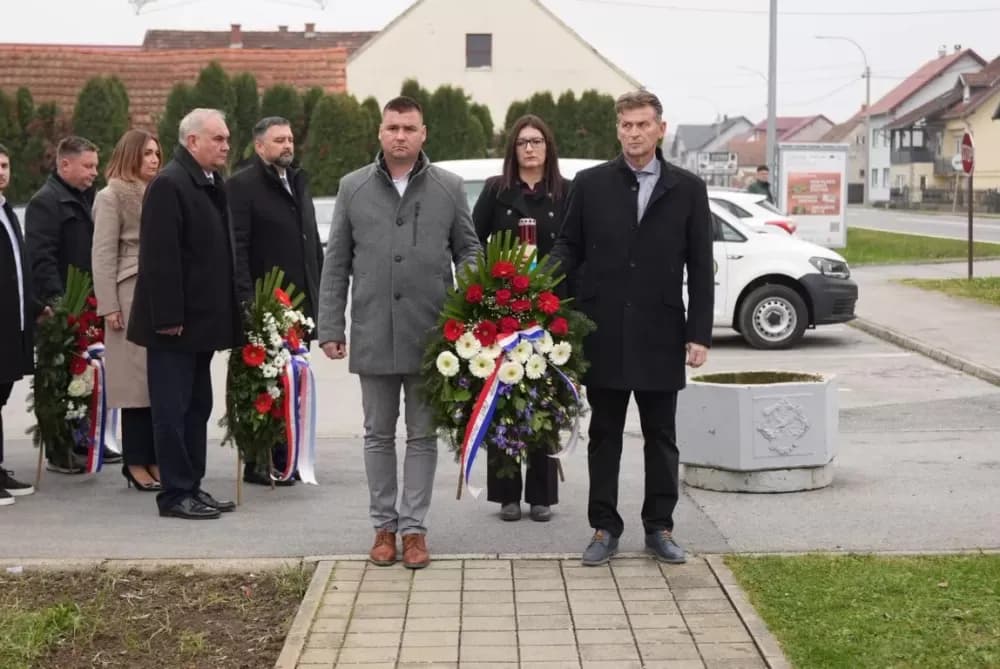 Polaganjem vijenaca i svečanom misom započelo obilježavanje Dana Općine Jakšić