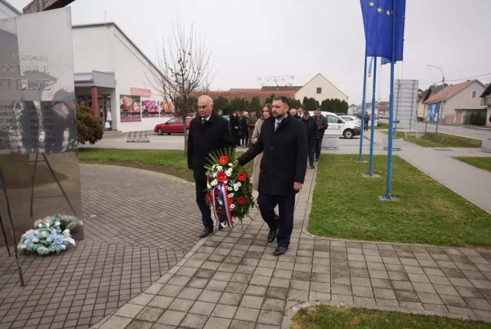Polaganjem vijenaca i svečanom misom započelo obilježavanje Dana Općine Jakšić