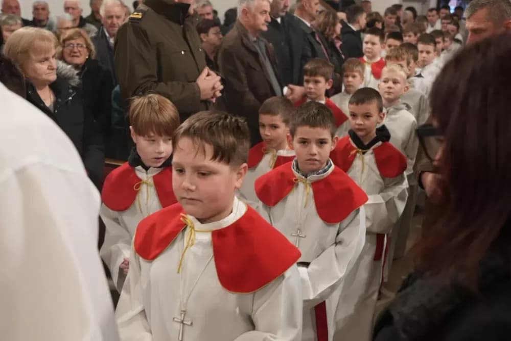 Polaganjem vijenaca i svečanom misom započelo obilježavanje Dana Općine Jakšić