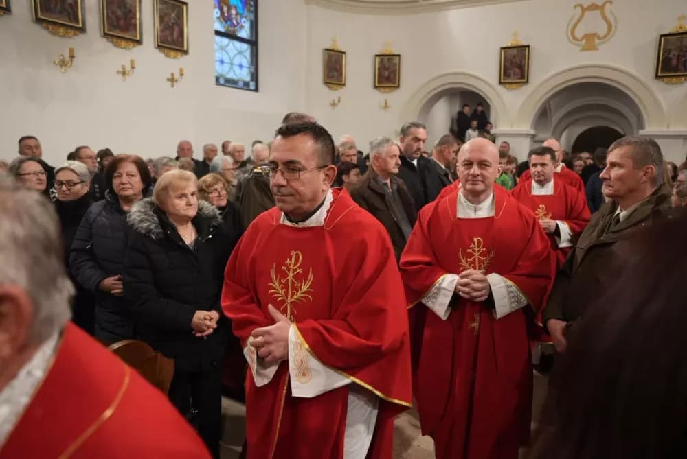 Polaganjem vijenaca i svečanom misom započelo obilježavanje Dana Općine Jakšić