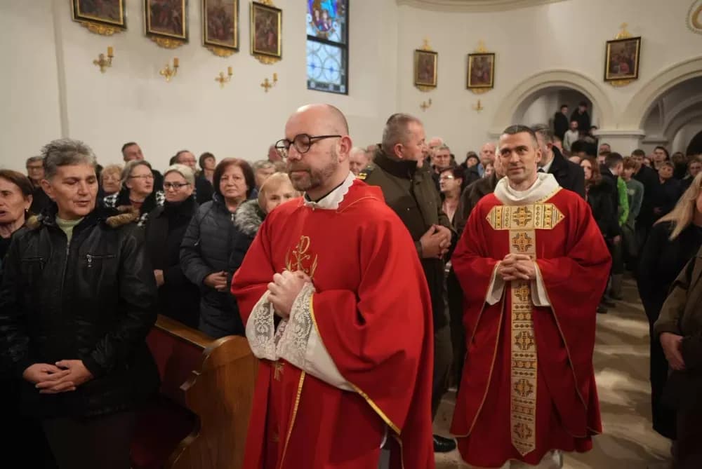 Polaganjem vijenaca i svečanom misom započelo obilježavanje Dana Općine Jakšić