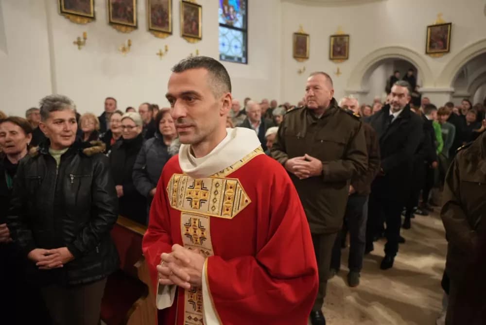 Polaganjem vijenaca i svečanom misom započelo obilježavanje Dana Općine Jakšić