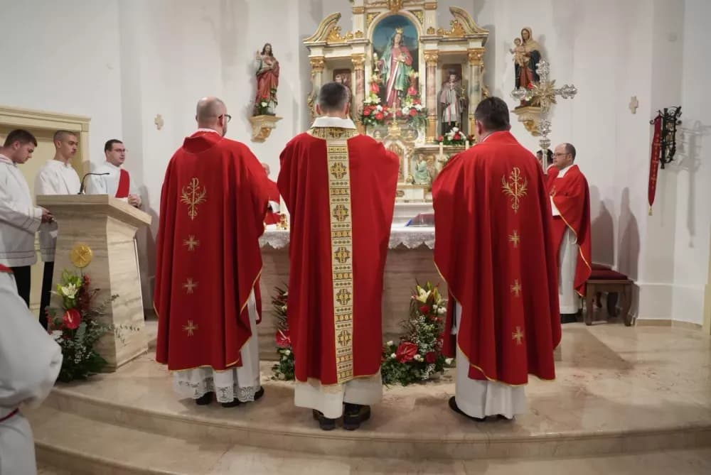 Polaganjem vijenaca i svečanom misom započelo obilježavanje Dana Općine Jakšić