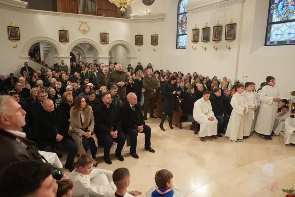 Polaganjem vijenaca i svečanom misom započelo obilježavanje Dana Općine Jakšić