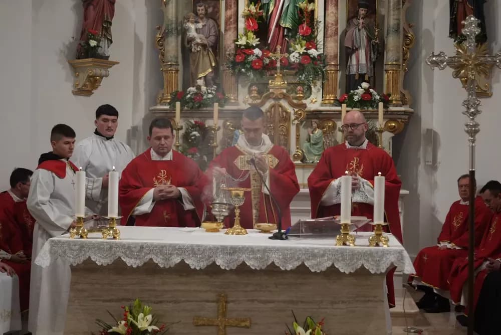Polaganjem vijenaca i svečanom misom započelo obilježavanje Dana Općine Jakšić