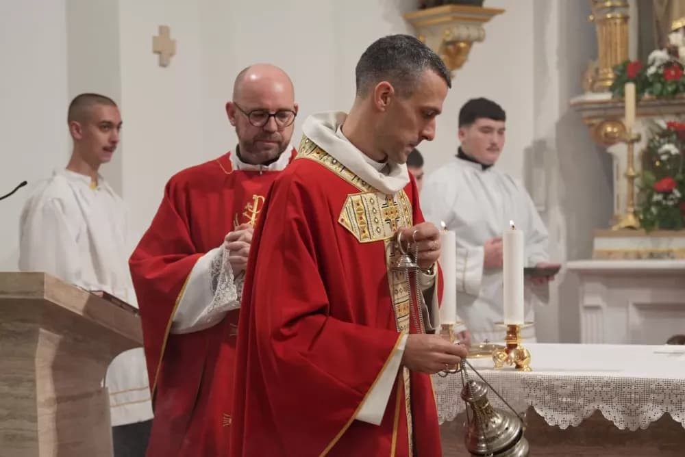Polaganjem vijenaca i svečanom misom započelo obilježavanje Dana Općine Jakšić