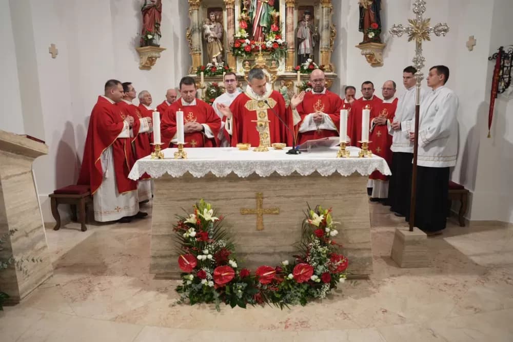 Polaganjem vijenaca i svečanom misom započelo obilježavanje Dana Općine Jakšić