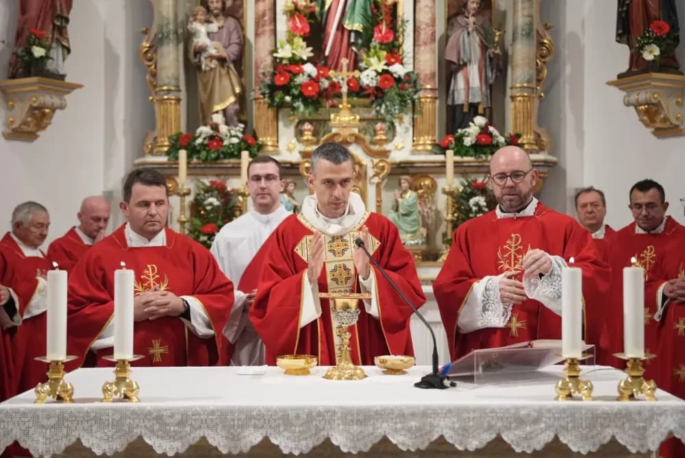 Polaganjem vijenaca i svečanom misom započelo obilježavanje Dana Općine Jakšić
