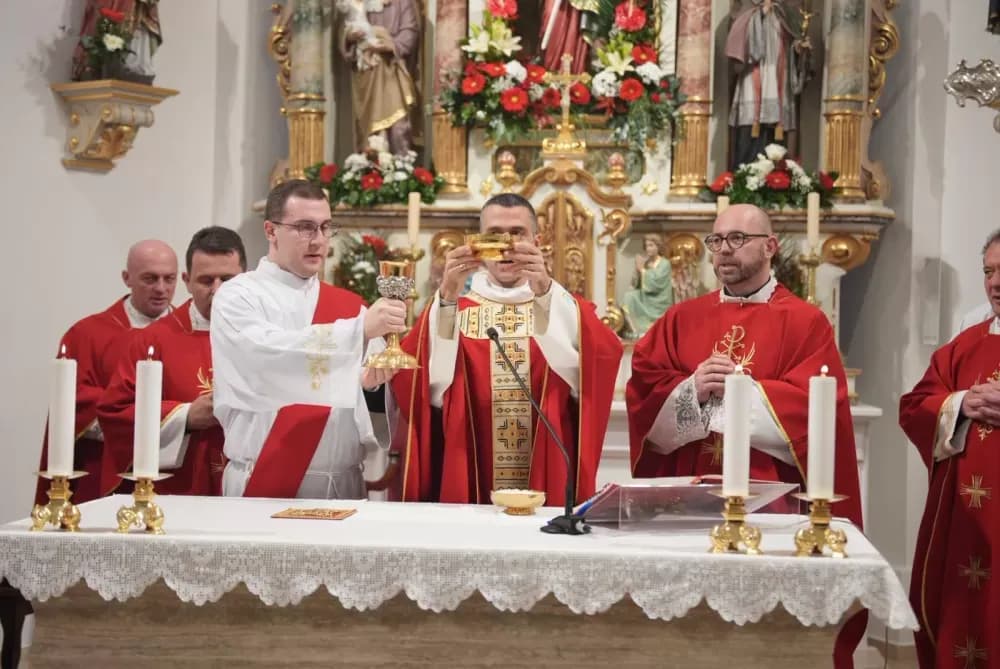 Polaganjem vijenaca i svečanom misom započelo obilježavanje Dana Općine Jakšić