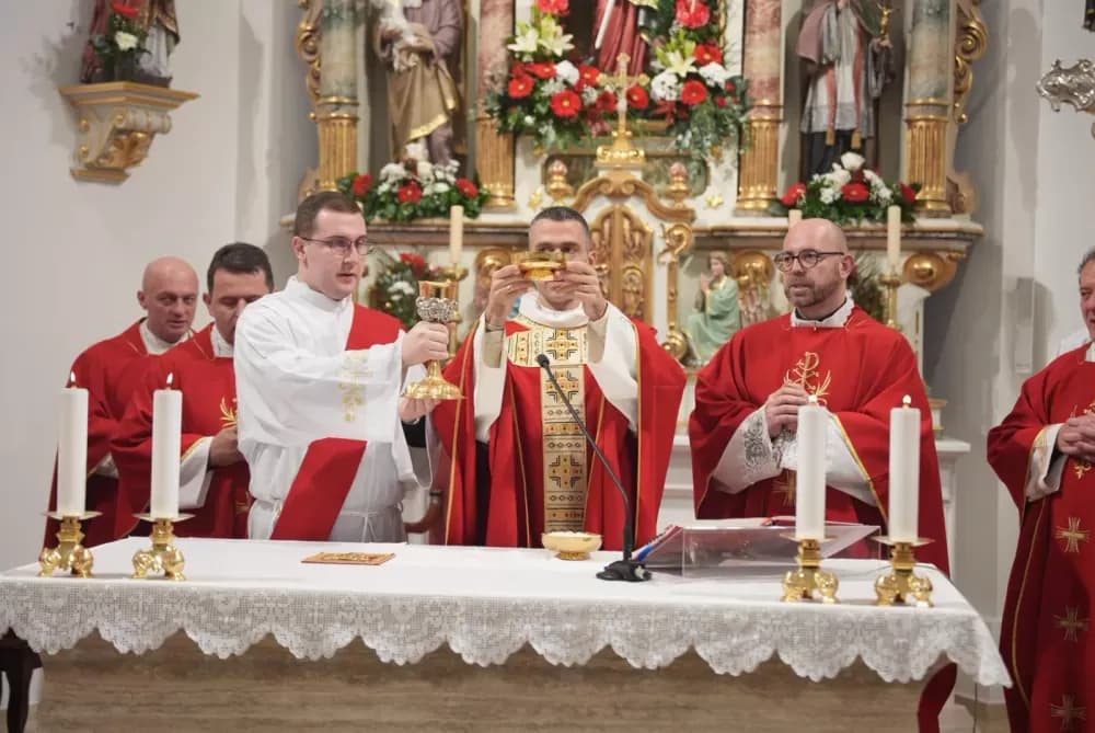 Polaganjem vijenaca i svečanom misom započelo obilježavanje Dana Općine Jakšić