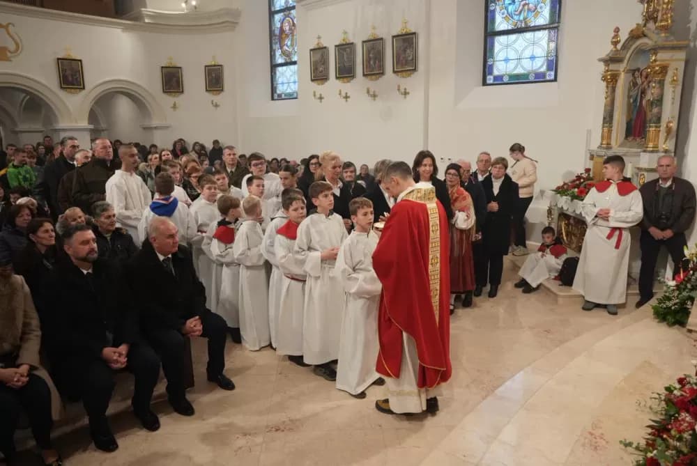 Polaganjem vijenaca i svečanom misom započelo obilježavanje Dana Općine Jakšić