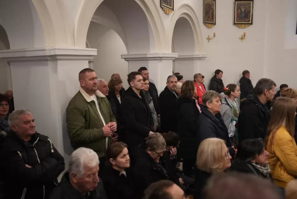 Polaganjem vijenaca i svečanom misom započelo obilježavanje Dana Općine Jakšić