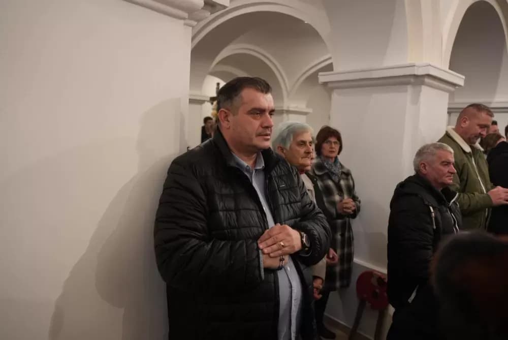 Polaganjem vijenaca i svečanom misom započelo obilježavanje Dana Općine Jakšić