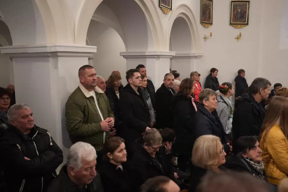 Polaganjem vijenaca i svečanom misom započelo obilježavanje Dana Općine Jakšić