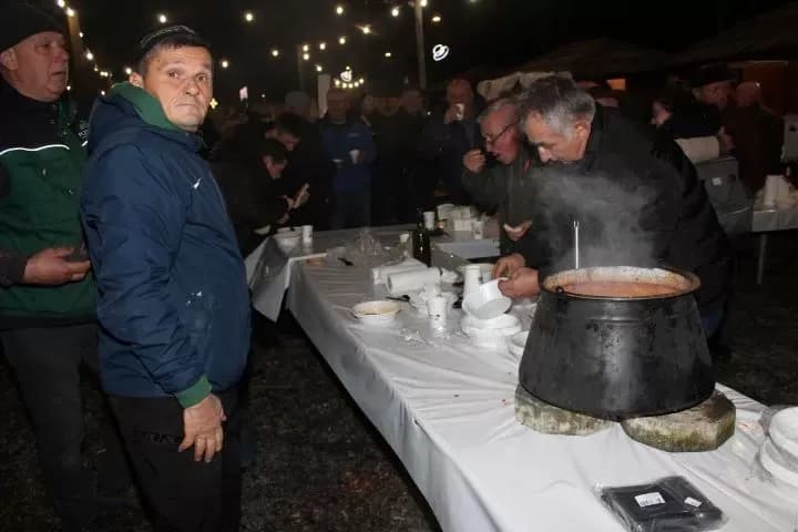 U Bećarskom šoru u znaku osoba „zlatne dobi“, ribiča i Tamburaškog sastava „Podrumski bećari”