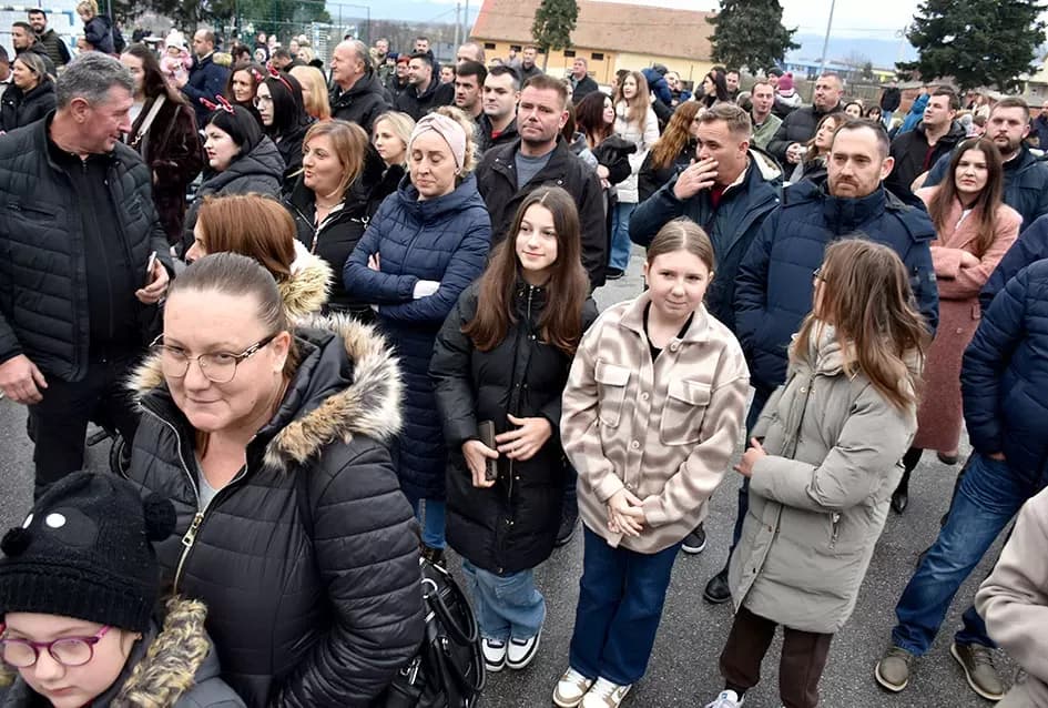 Bogat program i pokloni za najmlađe: Sveti Nikola razveselio mališane u Jakšiću