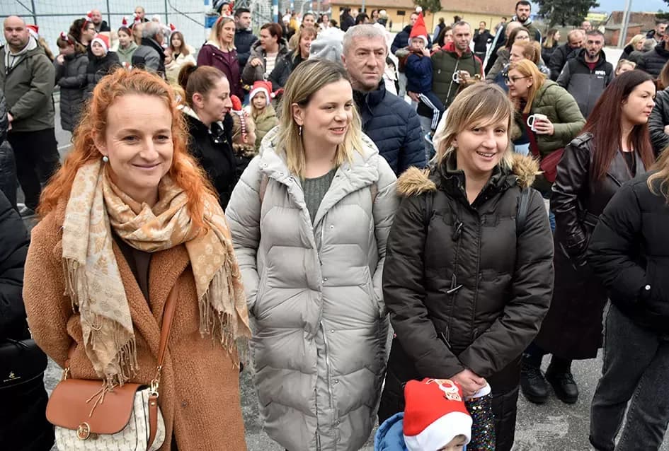 Bogat program i pokloni za najmlađe: Sveti Nikola razveselio mališane u Jakšiću