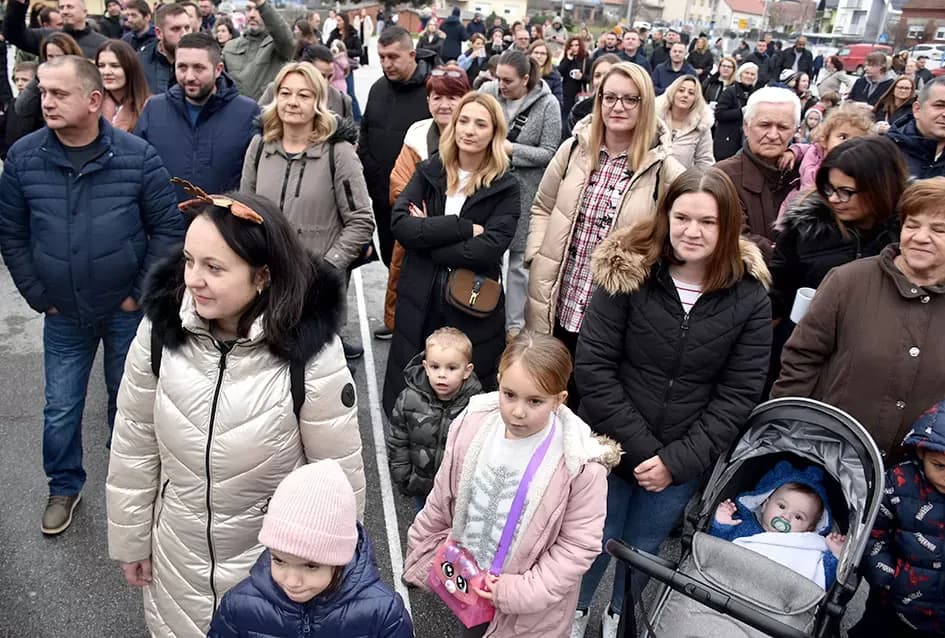 Bogat program i pokloni za najmlađe: Sveti Nikola razveselio mališane u Jakšiću