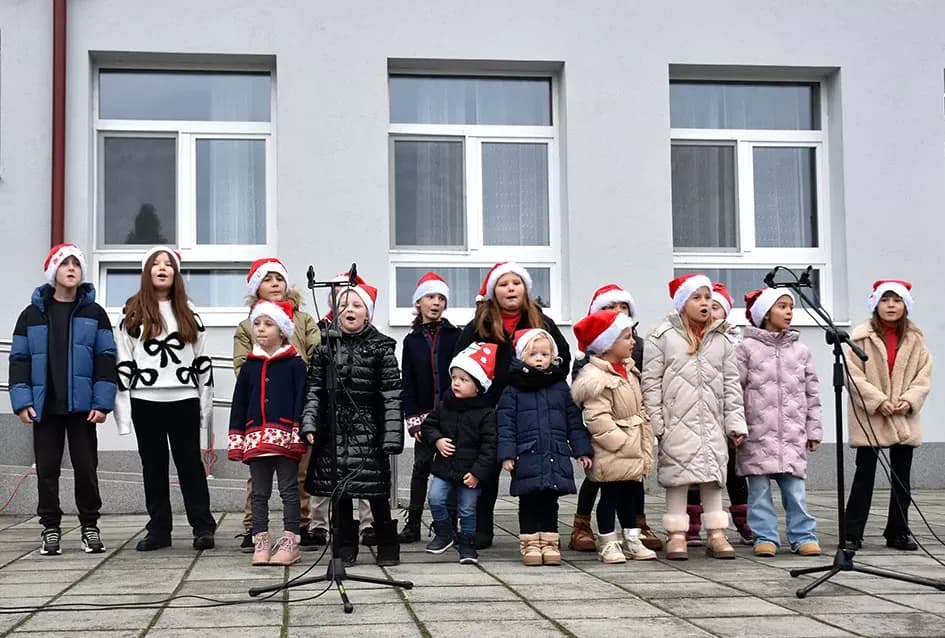 Bogat program i pokloni za najmlađe: Sveti Nikola razveselio mališane u Jakšiću