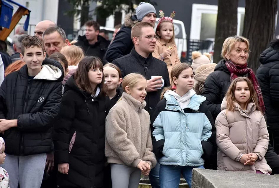 Bogat program i pokloni za najmlađe: Sveti Nikola razveselio mališane u Jakšiću