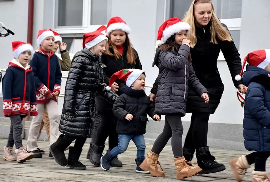 Bogat program i pokloni za najmlađe: Sveti Nikola razveselio mališane u Jakšiću