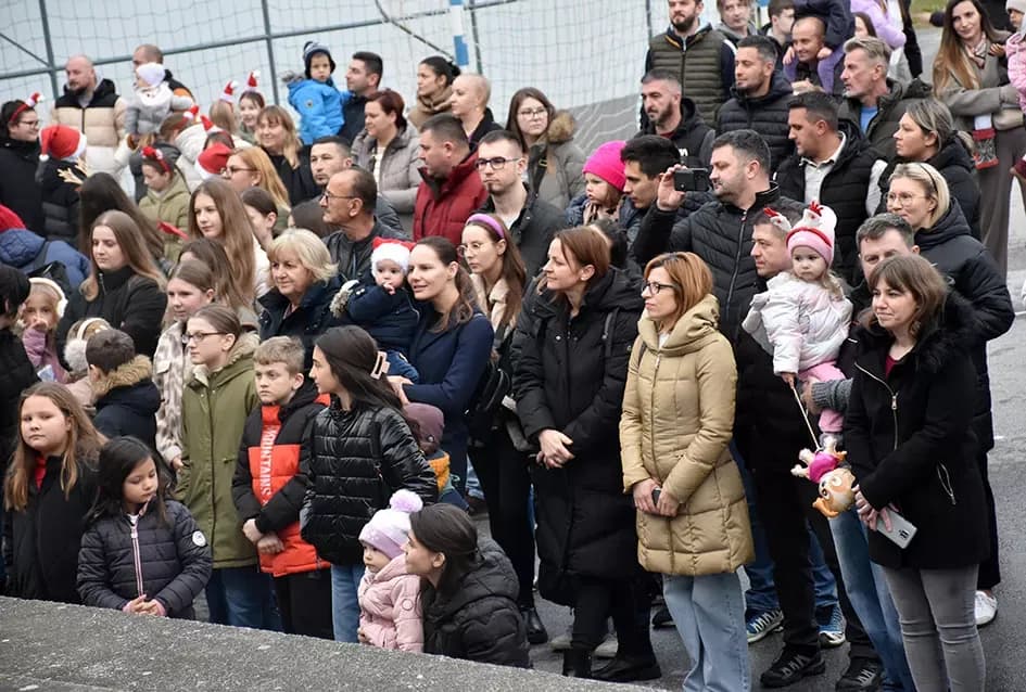 Bogat program i pokloni za najmlađe: Sveti Nikola razveselio mališane u Jakšiću