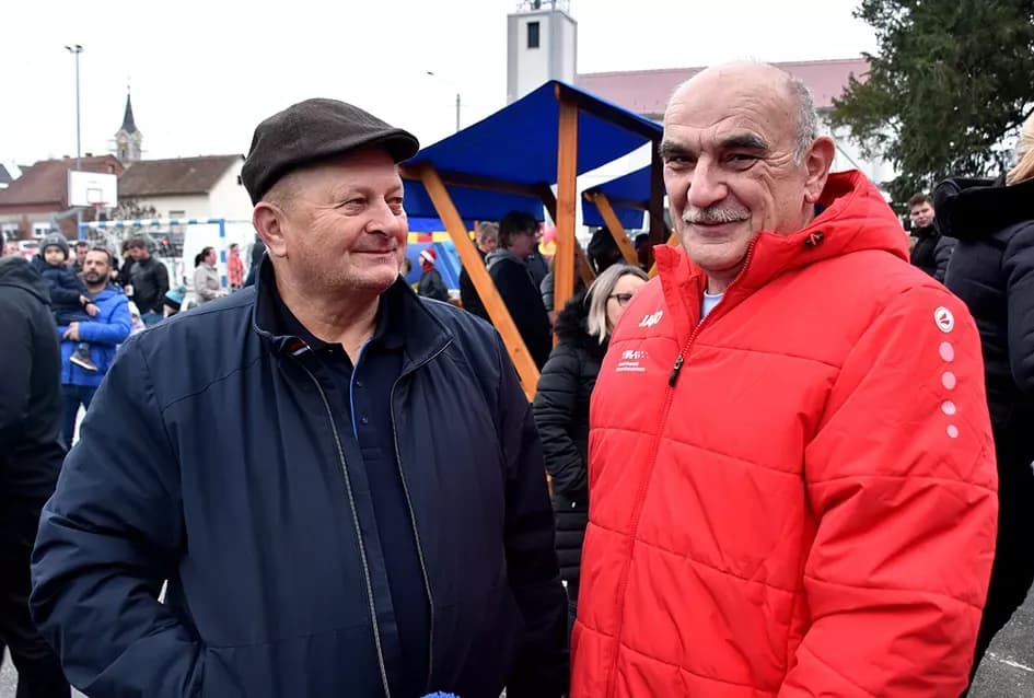 Bogat program i pokloni za najmlađe: Sveti Nikola razveselio mališane u Jakšiću