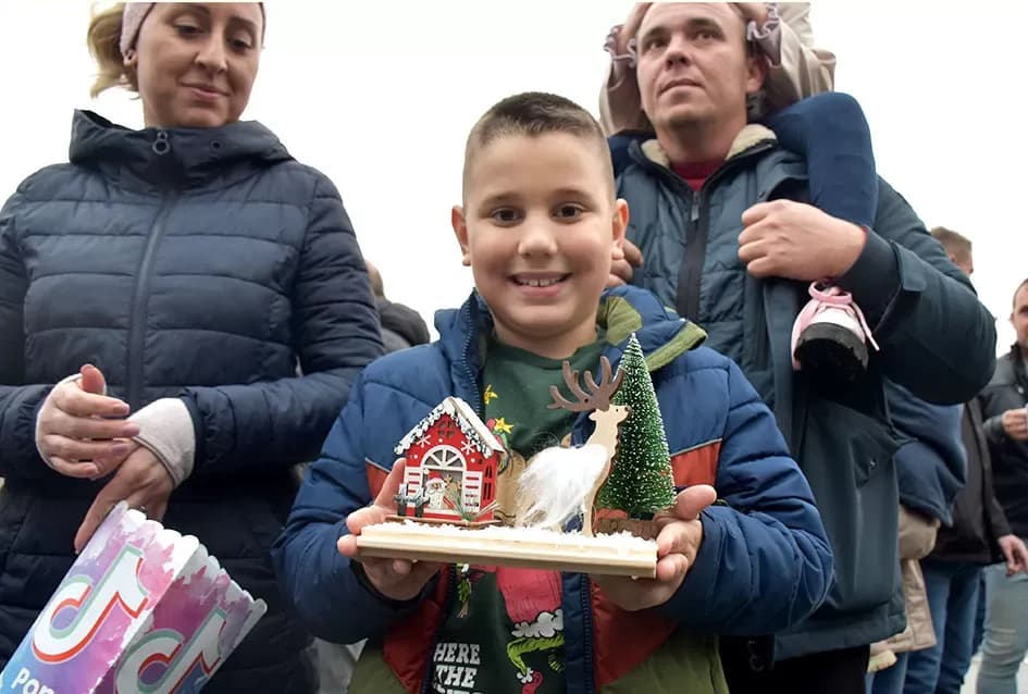 Bogat program i pokloni za najmlađe: Sveti Nikola razveselio mališane u Jakšiću