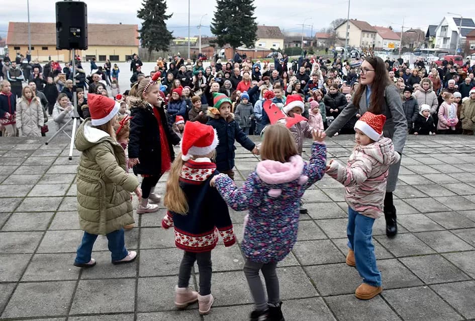 Bogat program i pokloni za najmlađe: Sveti Nikola razveselio mališane u Jakšiću