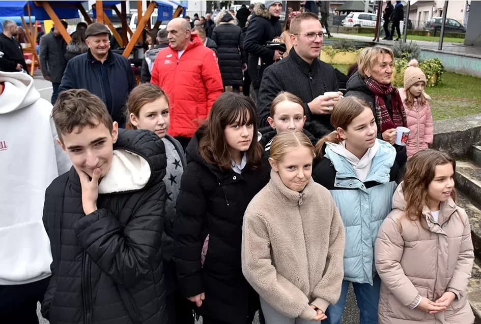 Bogat program i pokloni za najmlađe: Sveti Nikola razveselio mališane u Jakšiću