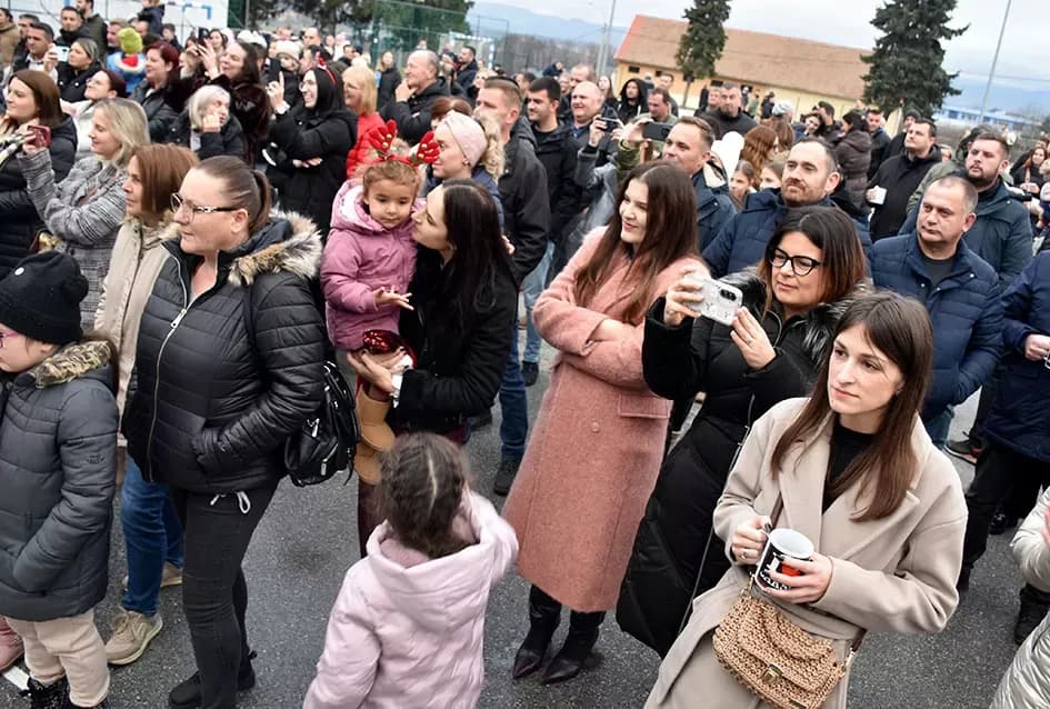 Bogat program i pokloni za najmlađe: Sveti Nikola razveselio mališane u Jakšiću
