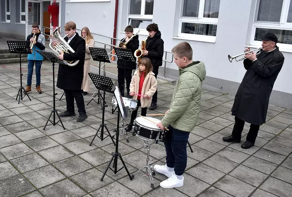 Bogat program i pokloni za najmlađe: Sveti Nikola razveselio mališane u Jakšiću