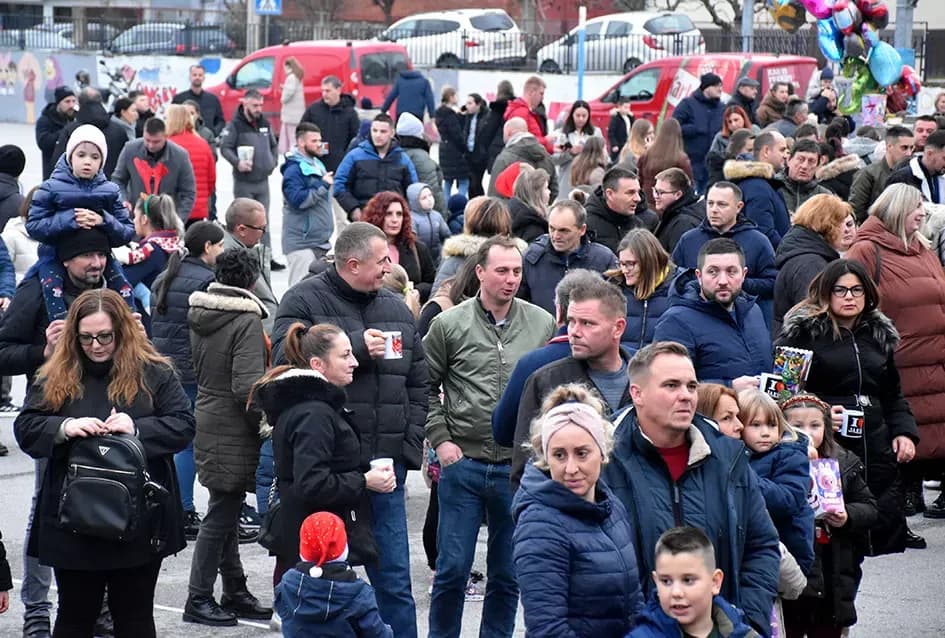 Bogat program i pokloni za najmlađe: Sveti Nikola razveselio mališane u Jakšiću