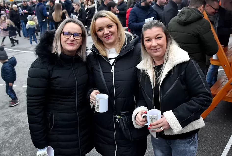 Bogat program i pokloni za najmlađe: Sveti Nikola razveselio mališane u Jakšiću