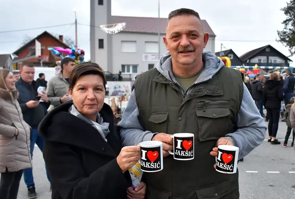 Bogat program i pokloni za najmlađe: Sveti Nikola razveselio mališane u Jakšiću