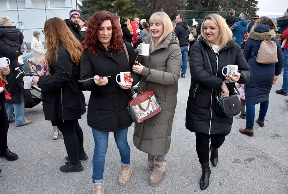 Bogat program i pokloni za najmlađe: Sveti Nikola razveselio mališane u Jakšiću