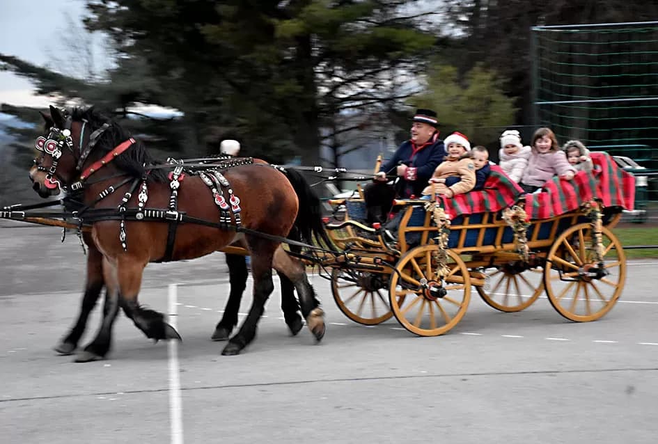 Bogat program i pokloni za najmlađe: Sveti Nikola razveselio mališane u Jakšiću