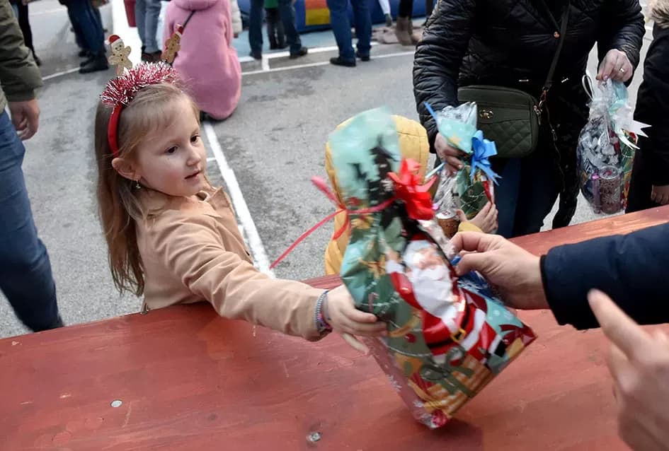 Bogat program i pokloni za najmlađe: Sveti Nikola razveselio mališane u Jakšiću