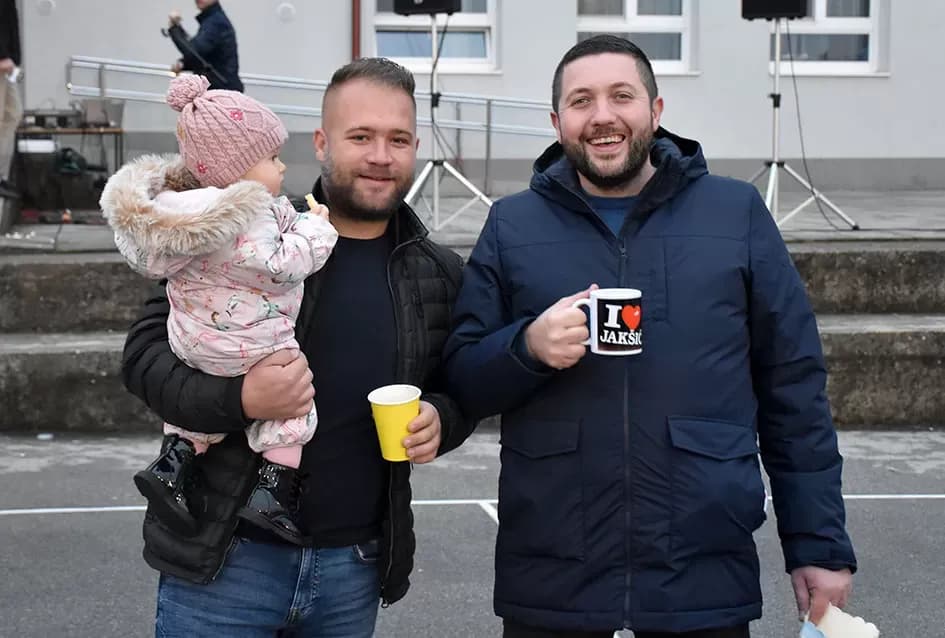 Bogat program i pokloni za najmlađe: Sveti Nikola razveselio mališane u Jakšiću