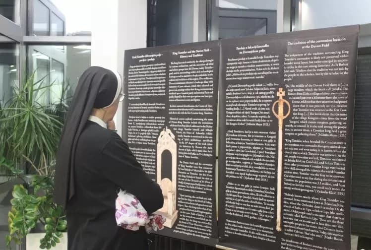Otvorena izložba „Duvno polje-kraljevsko prijestolje“-   suvremena interpretacija predaje o krunidbi kralja Tomislava