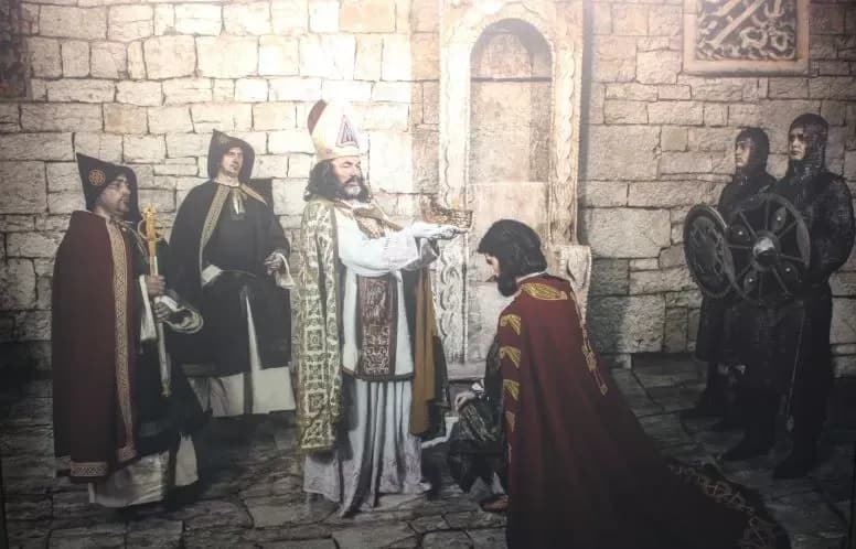 Otvorena izložba „Duvno polje-kraljevsko prijestolje“-   suvremena interpretacija predaje o krunidbi kralja Tomislava