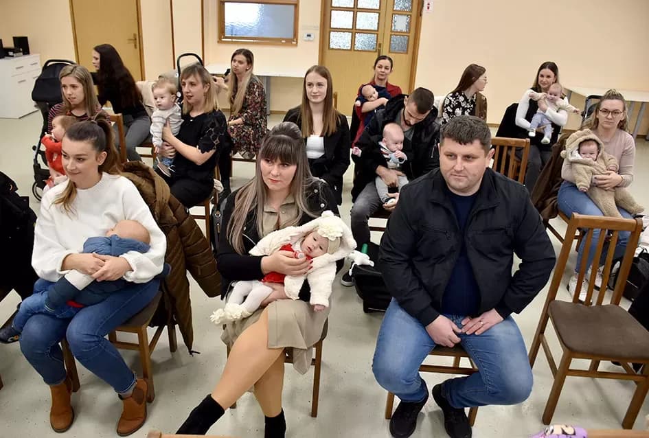 Općina Jakšić nastavila s podrškom obiteljima: Načelnik Kovačević i predsjednik Obradović uručili naknade za 28 novorođenih