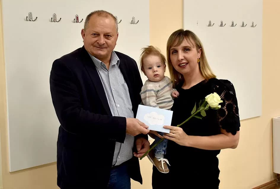 Općina Jakšić nastavila s podrškom obiteljima: Načelnik Kovačević i predsjednik Obradović uručili naknade za 28 novorođenih