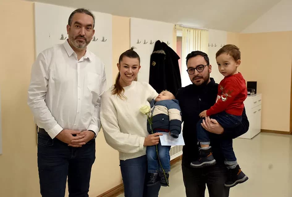 Općina Jakšić nastavila s podrškom obiteljima: Načelnik Kovačević i predsjednik Obradović uručili naknade za 28 novorođenih